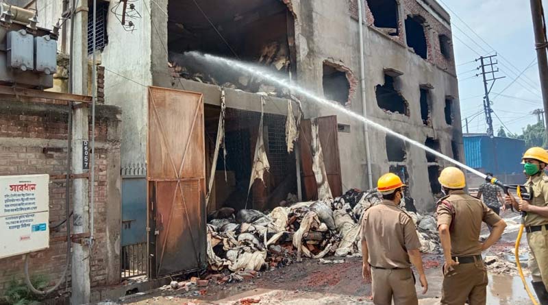 Fire at godown in Park street, 3 fire tenders work to control | Sangbad Pratidin