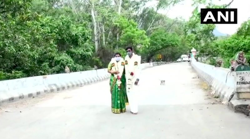 Couple Gets Married on Bridge Connecting Tamil Nadu & Kerala to Escape Covid-19 Restrictions | Sangbad Pratidin