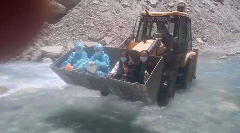COVID-19 warriors crossing a Ladakh river in an loader, picture goes viral | Sangbad Pratidin