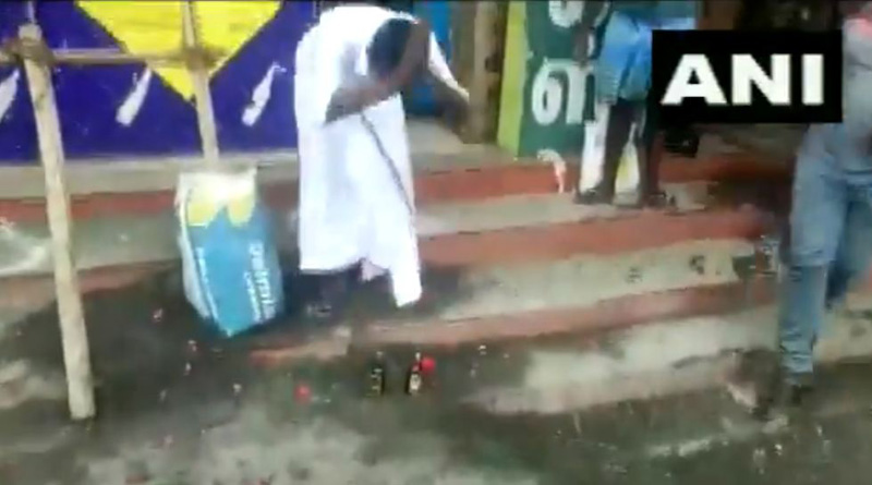 Man worships liquor bottles after Tamil Nadu opens TASMAC shops | Sangbad Pratidin