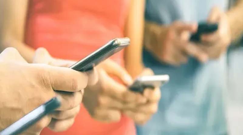 UP Women's Commission member says Girls should not be given phones as it leads to rapes । Sangbad Pratidin