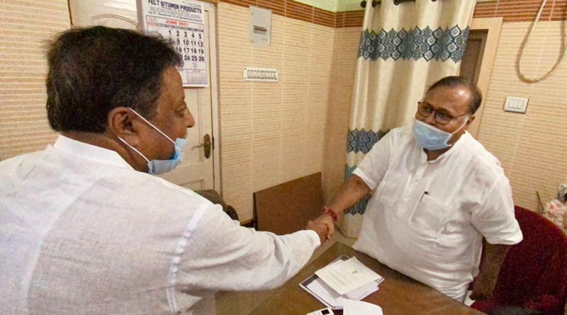 Mukul Roy visits Partha Chatterjee's house on Tuesday after his mother's demise | Sangbad Pratidin