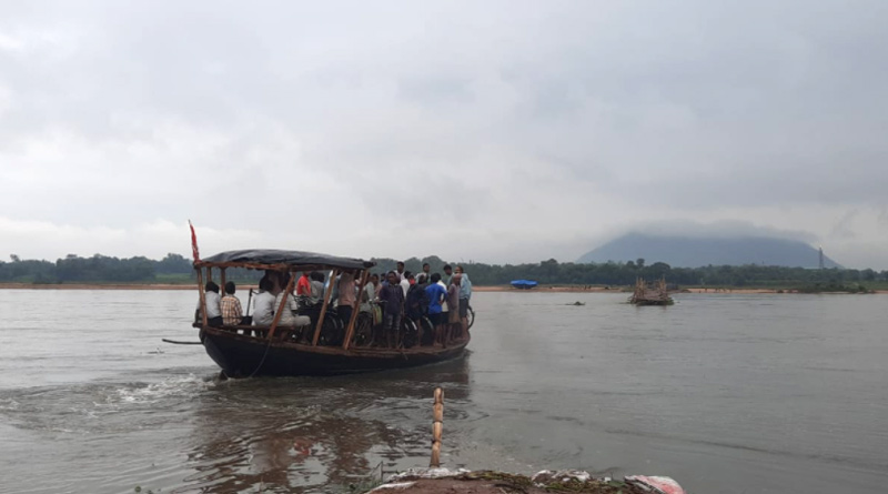 Damodar Setu has broken again by huge water flow | Sangbad Pratidin