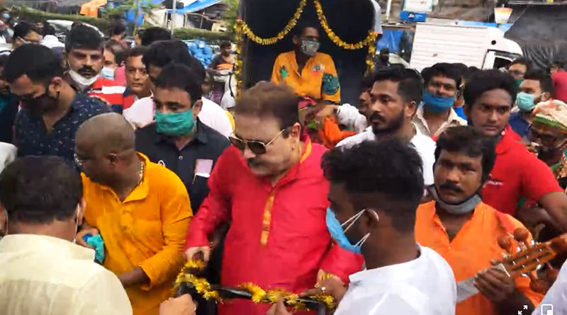 TMC MLA Madan Mitra pulls rickshaw on Kolkata street | Sangbad Pratidin
