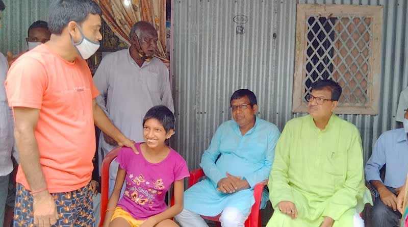Cooch Behar: Two former minister visits mental disbalance girl's house | Sangbad Pratidin