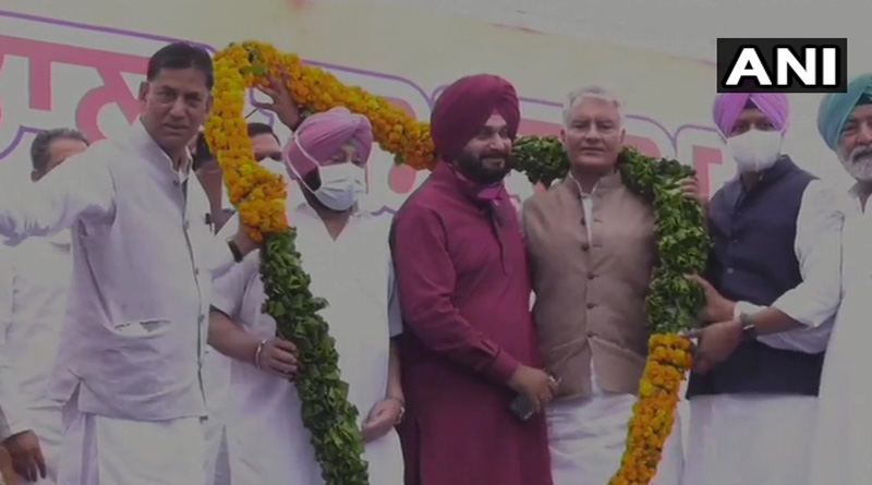 Navjot Singh Sidhu takes charge as Punjab Congress president, shares stage with CM Amarinder Singh | Sangbad Pratidin