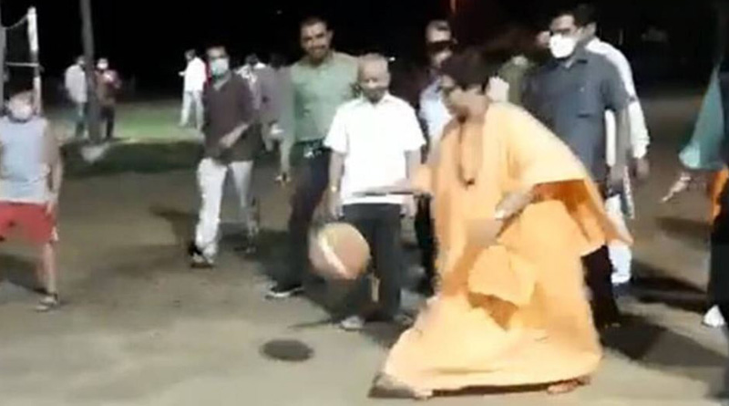 On camera, BJP's Pragya Thakur plays; video goes viral | Sangbad Pratidin
