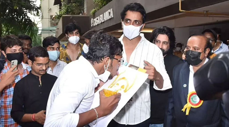 Sonu sood Fan Paints Actors Portrait With Tongue | Sangbad Pratidin
