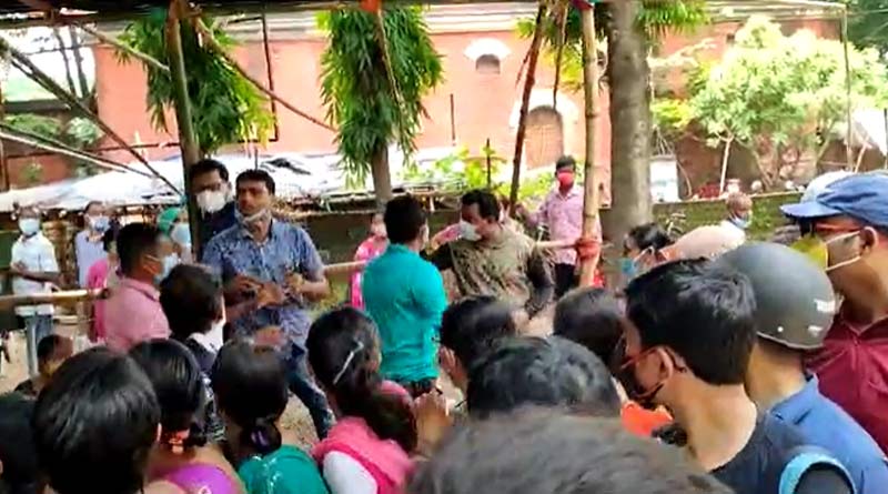 Cops allegedly thrashed women outside vaccine centre at Bankura | Sangbad Pratidin