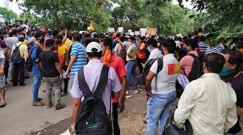 Fans stage protest in front of East Bengal club, cops deployed | Sangbad Pratidin