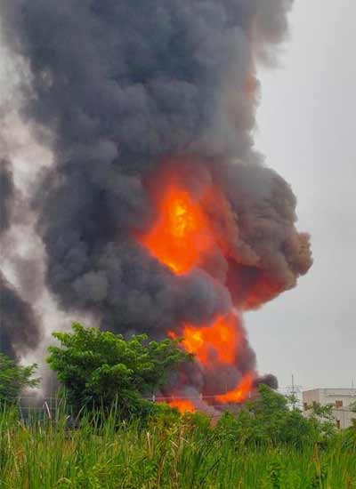 Massive Fire breaks out in a chemical factory in Maheshtala, West Bengal