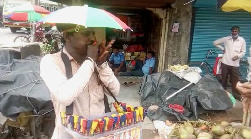 Man from Canning sells flute in Kalna | Sangbad Pratidin