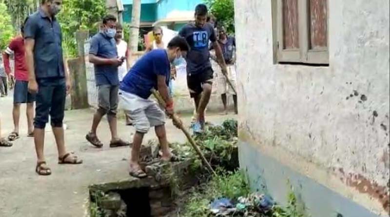 A BJP MLA cleaned a drain in Bangaon, West Bengal | Sangbad Pratidin