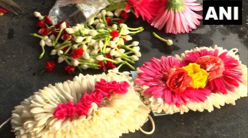 Flower vendor in Madurai makes floral masks exclusively for brides, grooms । Sangbad Pratidin