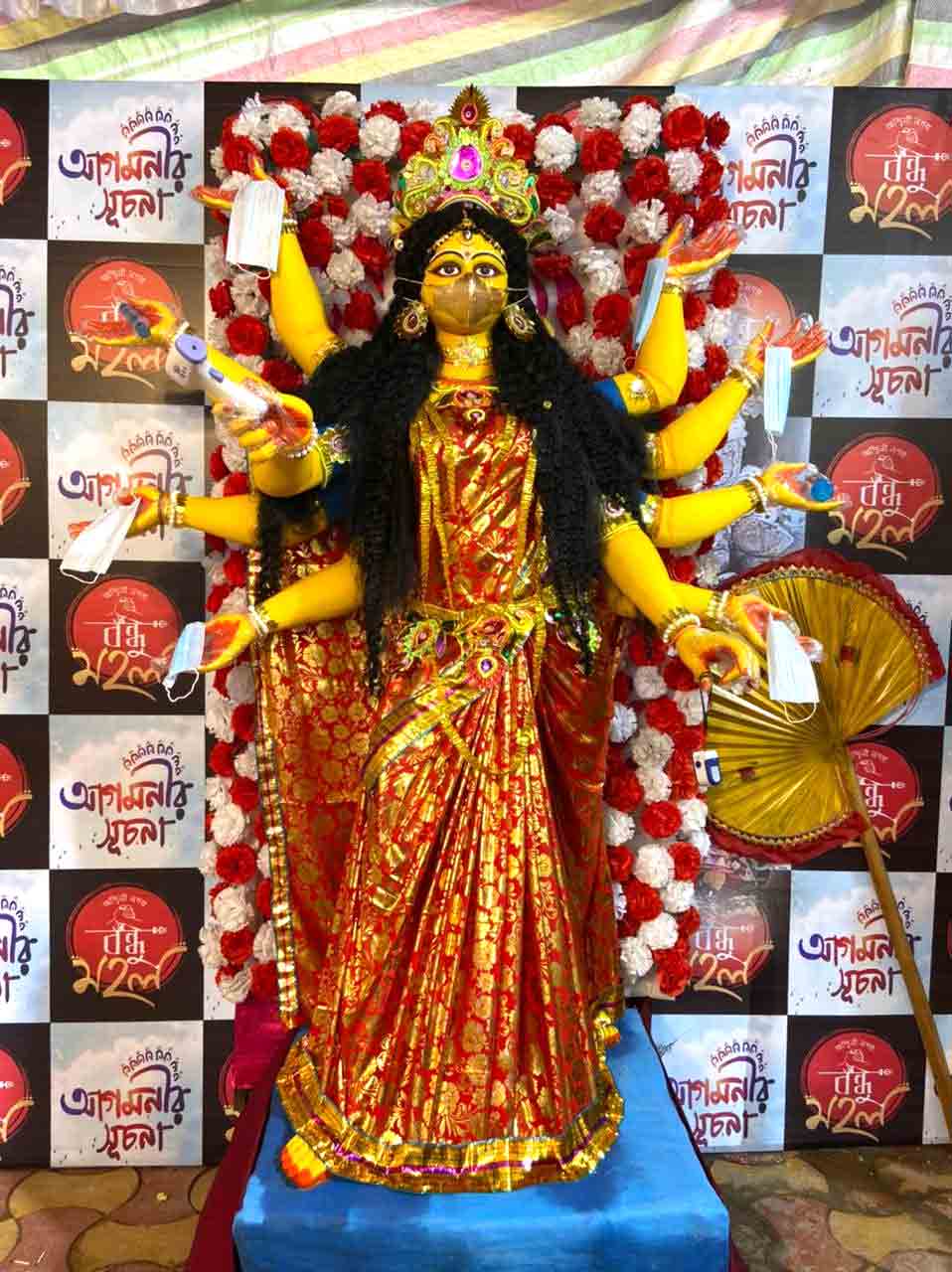 Baguiati club gave golden mask to goddess Durga