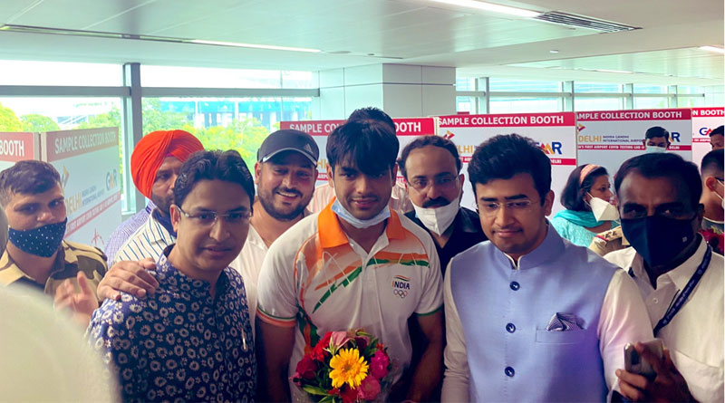 Olympic gold medalist Neeraj Chopra back home alongwith other contingent | Sangbad Pratidin