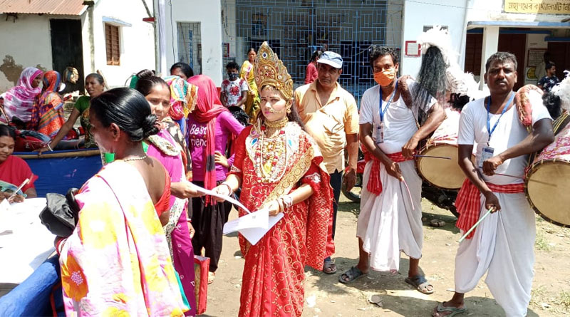 Woman dressed as Goddess Lakshmi at Duare Sarkar camp in Kalna | Sangbad Pratidin