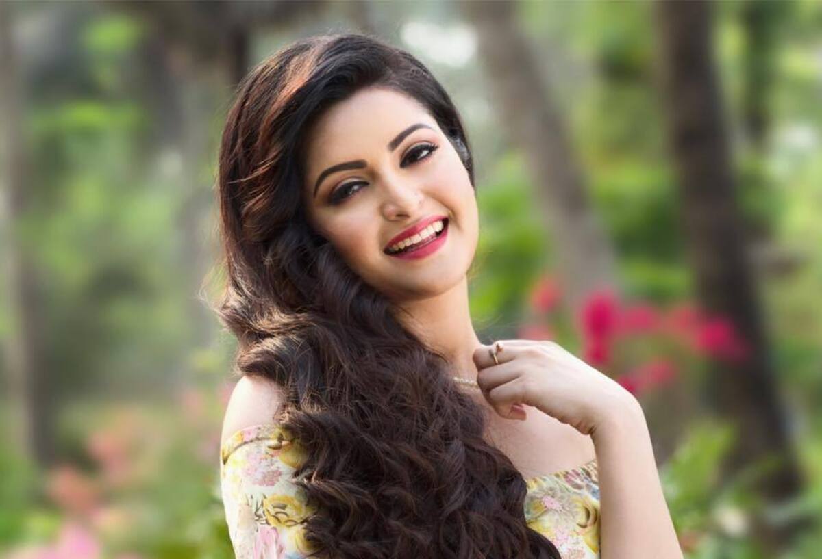 Bangladehi Actress pori moni listening nachiketa chakraborty's song for motivation 