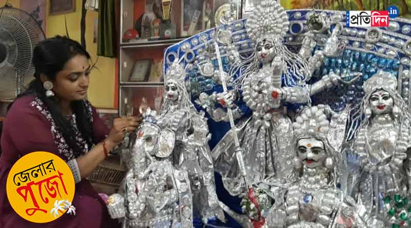 Woman makes Durga idol using tablet foil । Sangbad Pratidin
