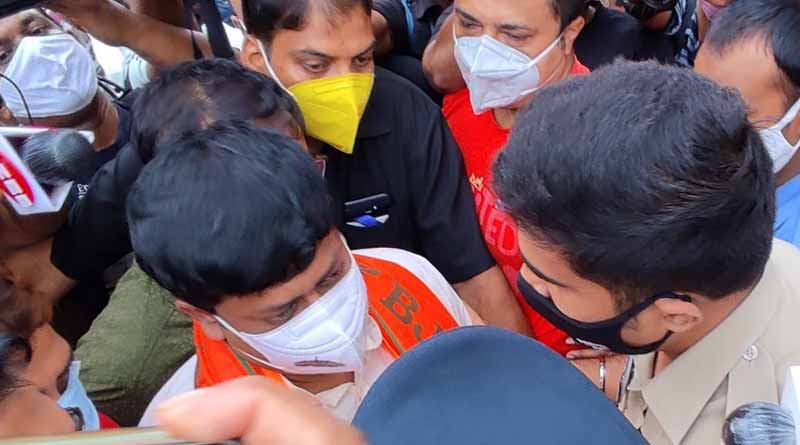 Cops prevent Priyanka Tibrewal from campaigning in Bhabanipur । Sangbad Pratidin