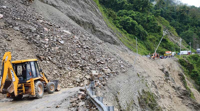 Landslide on NH-10, Sikkim-Kalimpong route closed | Sangbad Pratidin