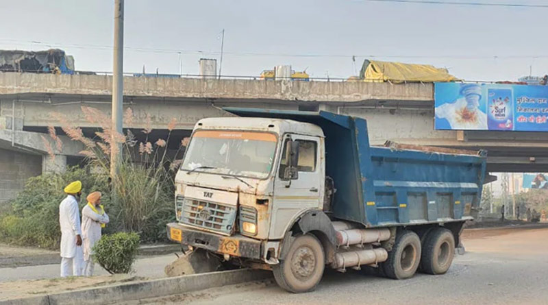 Speeding truck ran over a divider resulting in the death of three women Delhi-Haryana border | Sangbad Pratidin