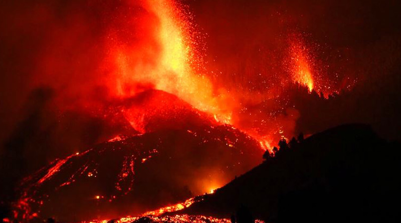 Four weeks on, no sign Spanish volcano eruption is close to end। Sangbad Pratidin