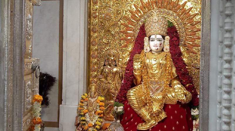 Pune: Mahalakshmi Devi idol dressed in 16 kg gold saree on Dussehra | Sangbad Pratidin