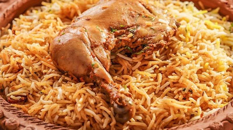 Invitees allegedly fighting over biriyani packets at Bardhaman TMC meeting | Sangbad Pratidin