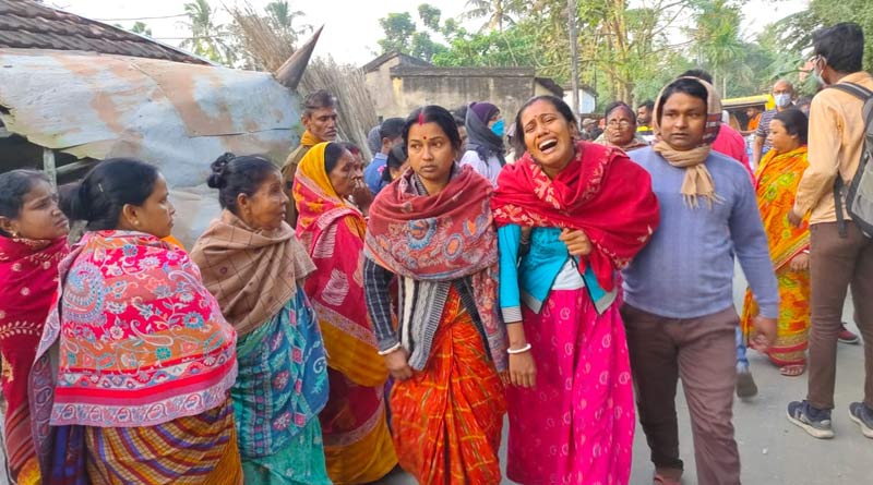 Family of the victims in road accidents in Bagda, Bongaon is at loss, WB minister Jyotipriyo Mullick hands over Rs. 2 lakh to them | Sangbad Pratidin