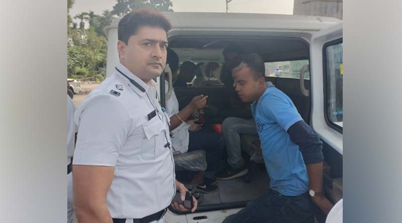 Traffic Police of Tiljala rescued 2 minor girls while they were taken into a motorcycle tied up their hands | Sangbad Pratidin