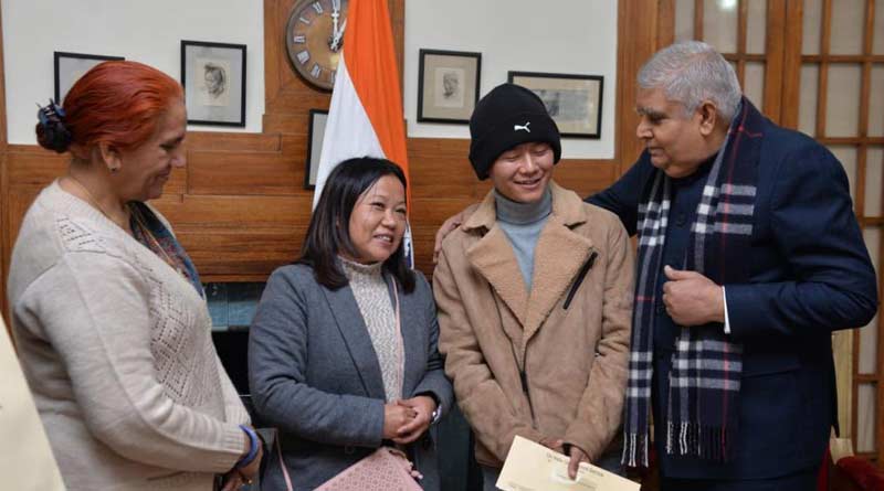 WB Governor Jagdeep Dhankhar handed over a cheques of Rs 5.5 lacs to Satpal Rai's family | Sangbad Pratidin