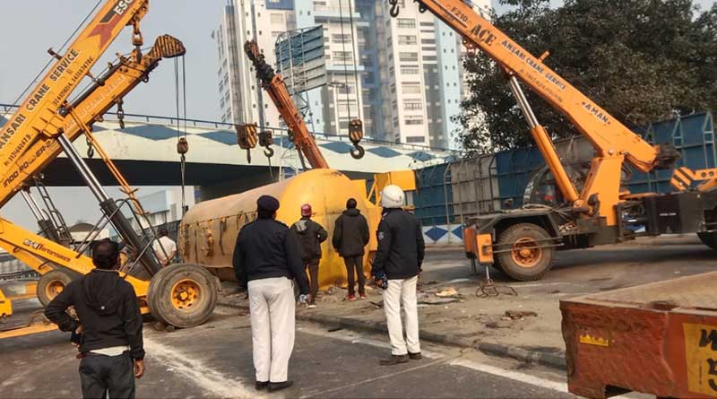 Tanker with flyash met an accident near Nabanna again, no casuality | Sangbad Pratidin