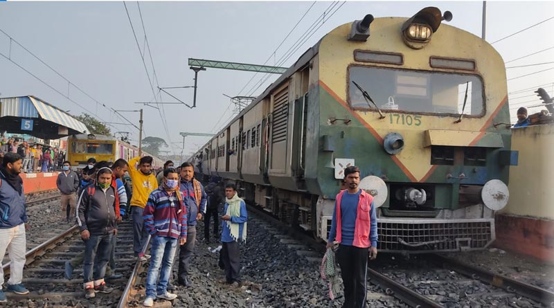 Rail block at Ranaghat station by the passengers, rail services disrupted | Sangbad Pratidin