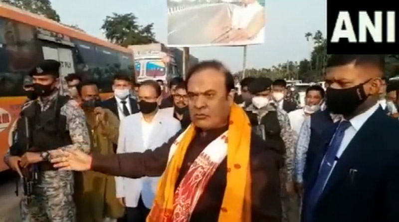 Assam CM Himanta Biswa Sarma scolds DC for halting traffic for convoy | Sangbad Pratidin