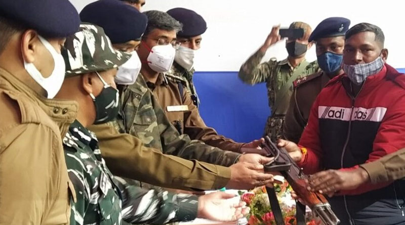 Top Maoist leader Maharaja Pramanik surrendered to Jharkhand Police after 5 months of escaping from the squad | Sangbad Pratidin