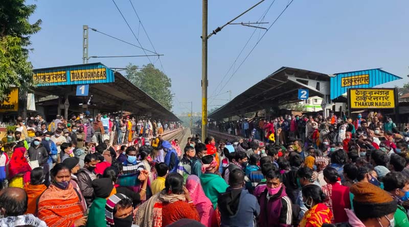 Police remove protest of daily passengers after long 17 hours at Thakurnagar demanding to run first two trains in the morning | Sangbad Pratidin