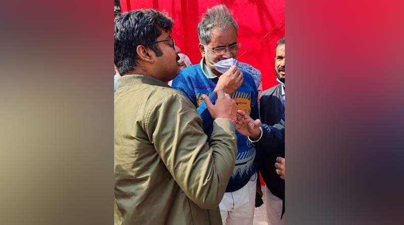 TMC Councillor Sandip Das painted the CPM office with red colour | Sangbad Pratidin