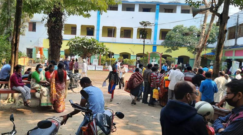 'Duare Sarkar' campaign is going on into the school at Basirhat, gurdians protest as students cannot attend classes | Sangbad Pratidin