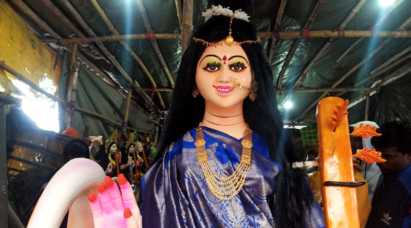 Smiley Saraswati at Asansol sparks amazement | Sangbad Pratidin