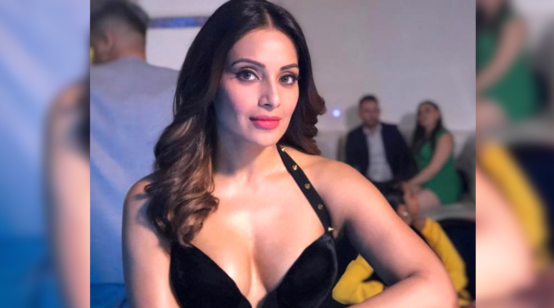 Actress Bipasha Basu steps out in oversized T-shirt dress, sparks pregnancy rumour | Sangbad Pratidin