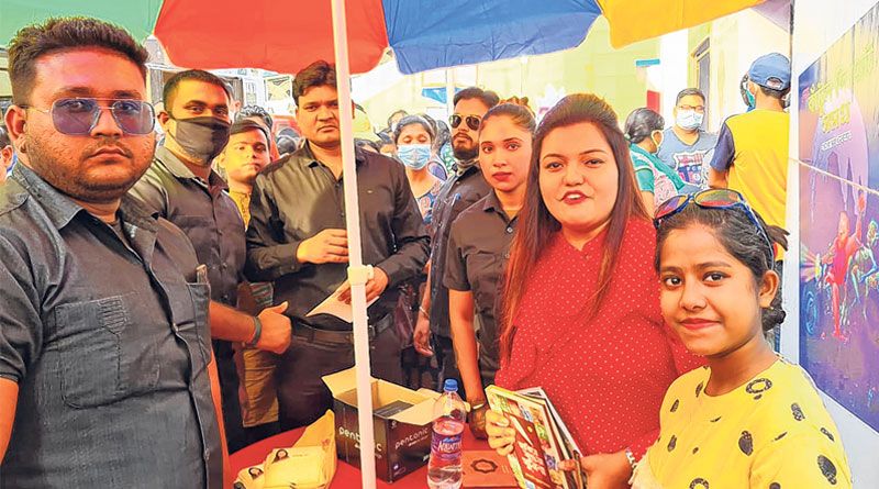 Bengali writer with bouncer at Kolkata Book Fire | Sangbad Pratidin