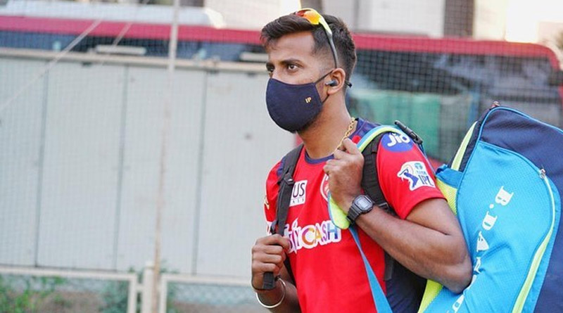Bengal Pacer Ishan Porel lashes out at a Doctor for misbehaving with his mother | Sangbad Pratidin