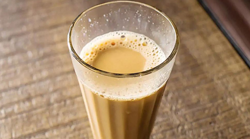 A man from Surat made tea with apple and banana, video goes viral। Sangbad Pratidin