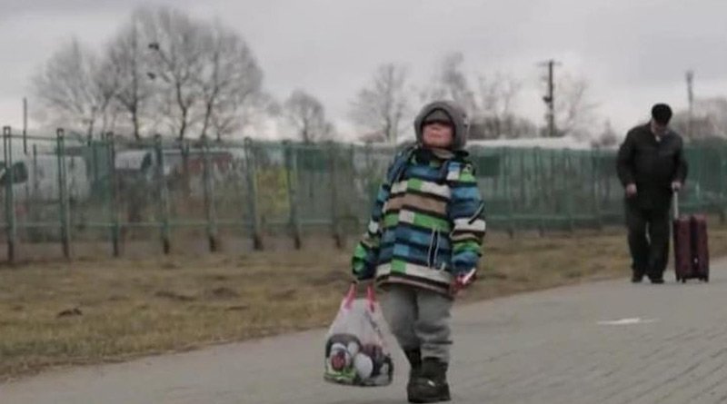 Russia-Ukraine war: Video of Ukrainian boy crying while leaving his country lonely। Sangbad Pratidin
