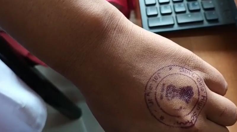 Before giving corbevax vaccine, Seal put into the hands of students । Sangbad Pratidin