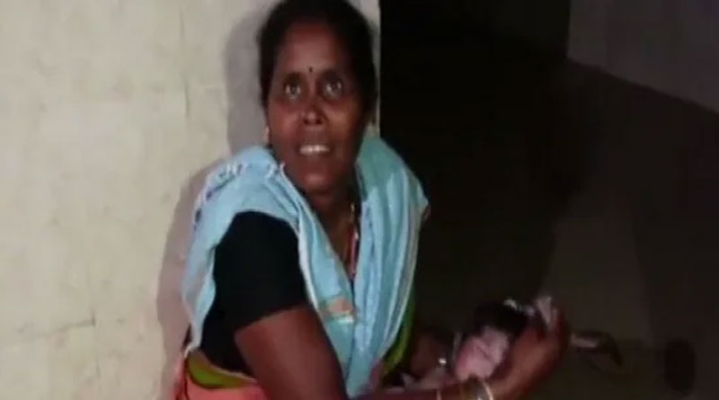 woman gives birth under torch light in Visakhapatnam | Sangbad Pratidin