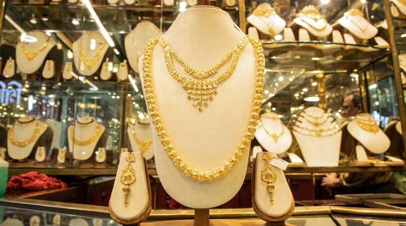 After gold hits over 1 month record high, prices go down again। Sangbad Pratidin