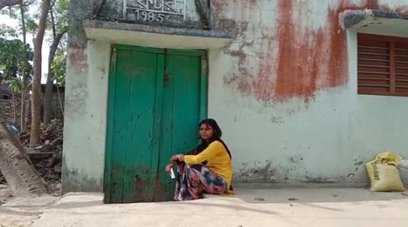 A woman stage protest protest in front of Husband's house | Sangbad Pratidin