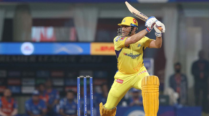 MS Dhoni seen biting his bat, netizens react to sight | Sangbad Pratidin